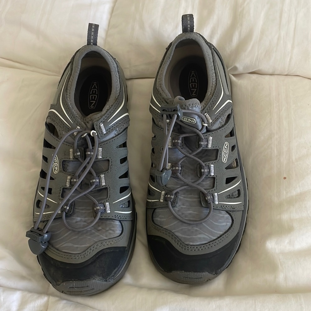 EUC men’s gray/black sandals Sz 7.5